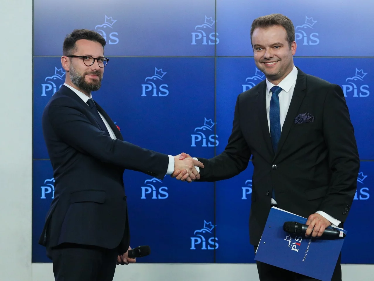 Były i nowy rzecznik prasowy PiS, Radosław Fogiel i Rafał Bochenek