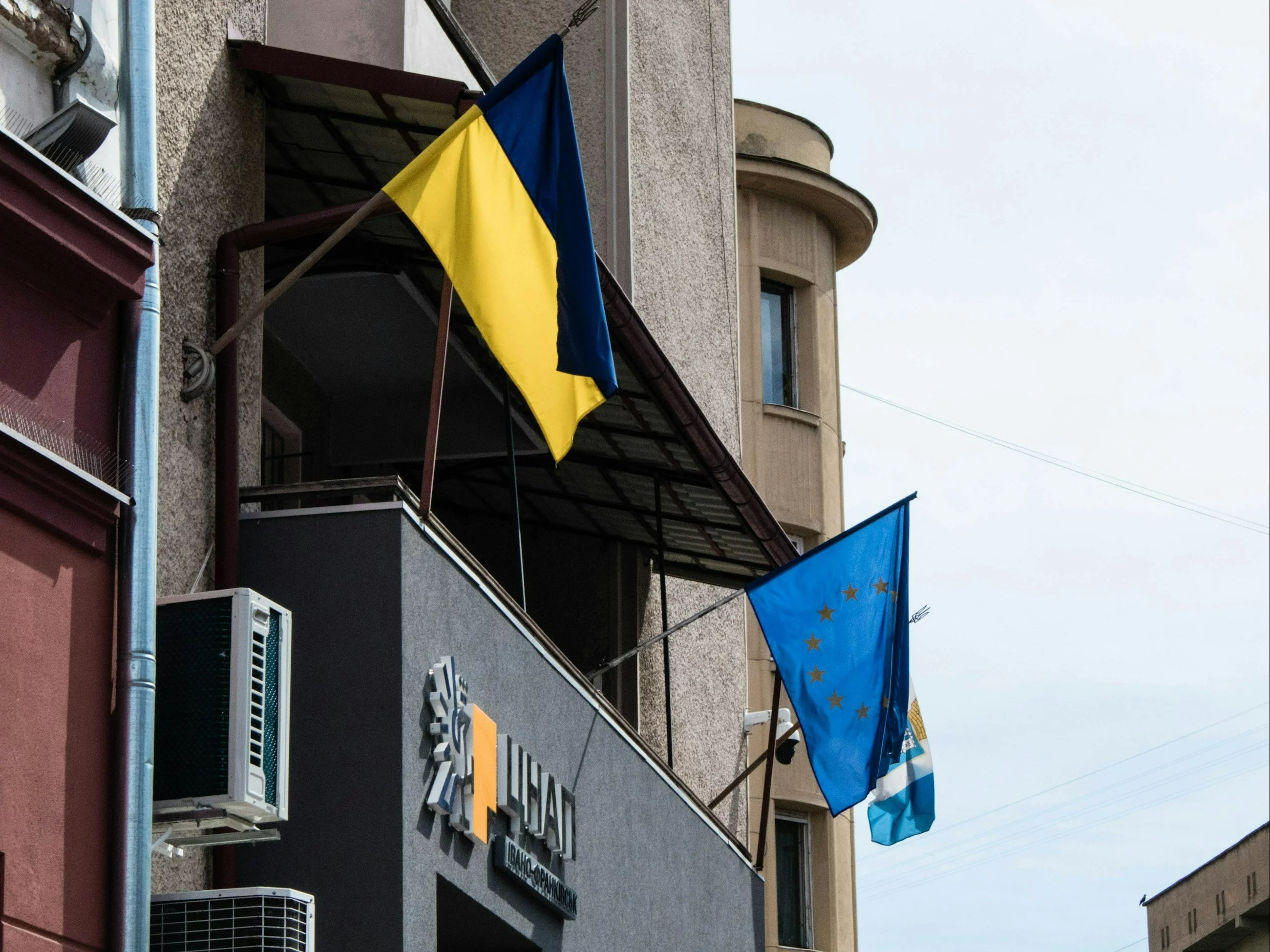 Flagi Ukrainy i Unii Europejskiej