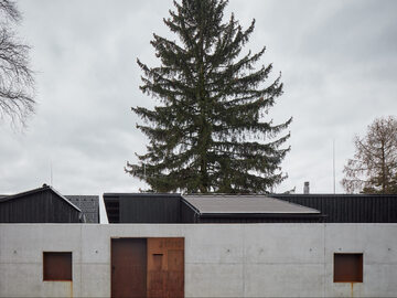 Przytulne wnętrza skryte za betonową ścianą, projekt Mjölk architekti