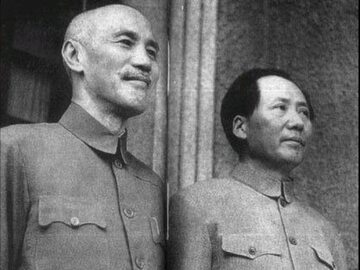 Przywódca Kuomintangu Czang Kaj-Szek (po lewej) i przywódca Komunistycznej Partii Chin Mao Zedong. Zdjęcie wykonano po pokonaniu Japonii w 1945 r. Wkrótce po wykonaniu zdjęcia, politycy wznowili walkę o przyszły kształt Chin