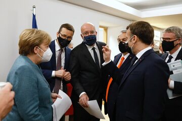 Przywódcy państw UE, na zdjęciu m.in. premier Mateusz Morawiecki i kanclerz Niemiec Angela Merkel