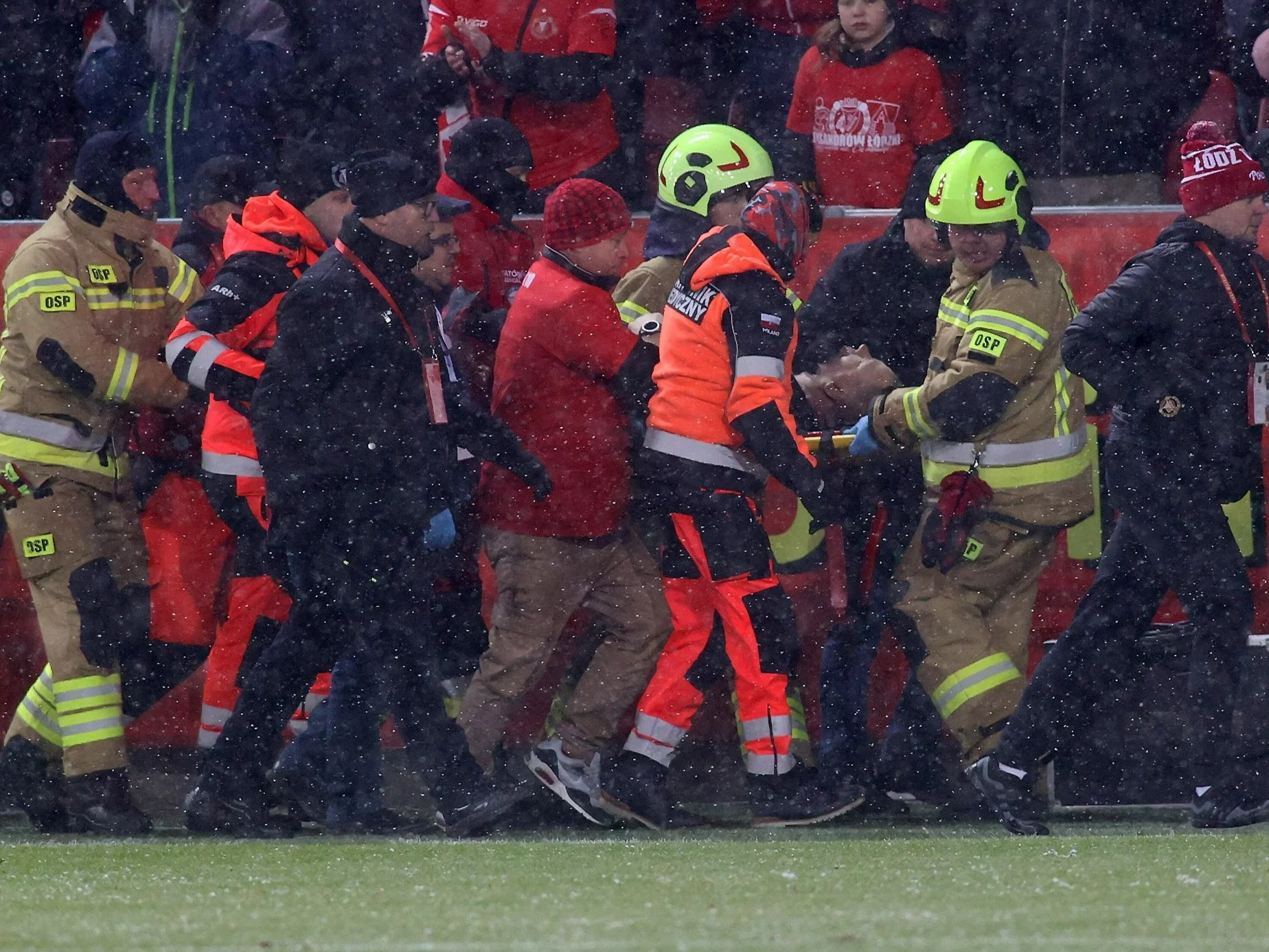 Służby porządkowe wyprowadzają mężczyznę, który zasłabł w trakcie meczu Radomiak Radom – Widzew Łódź