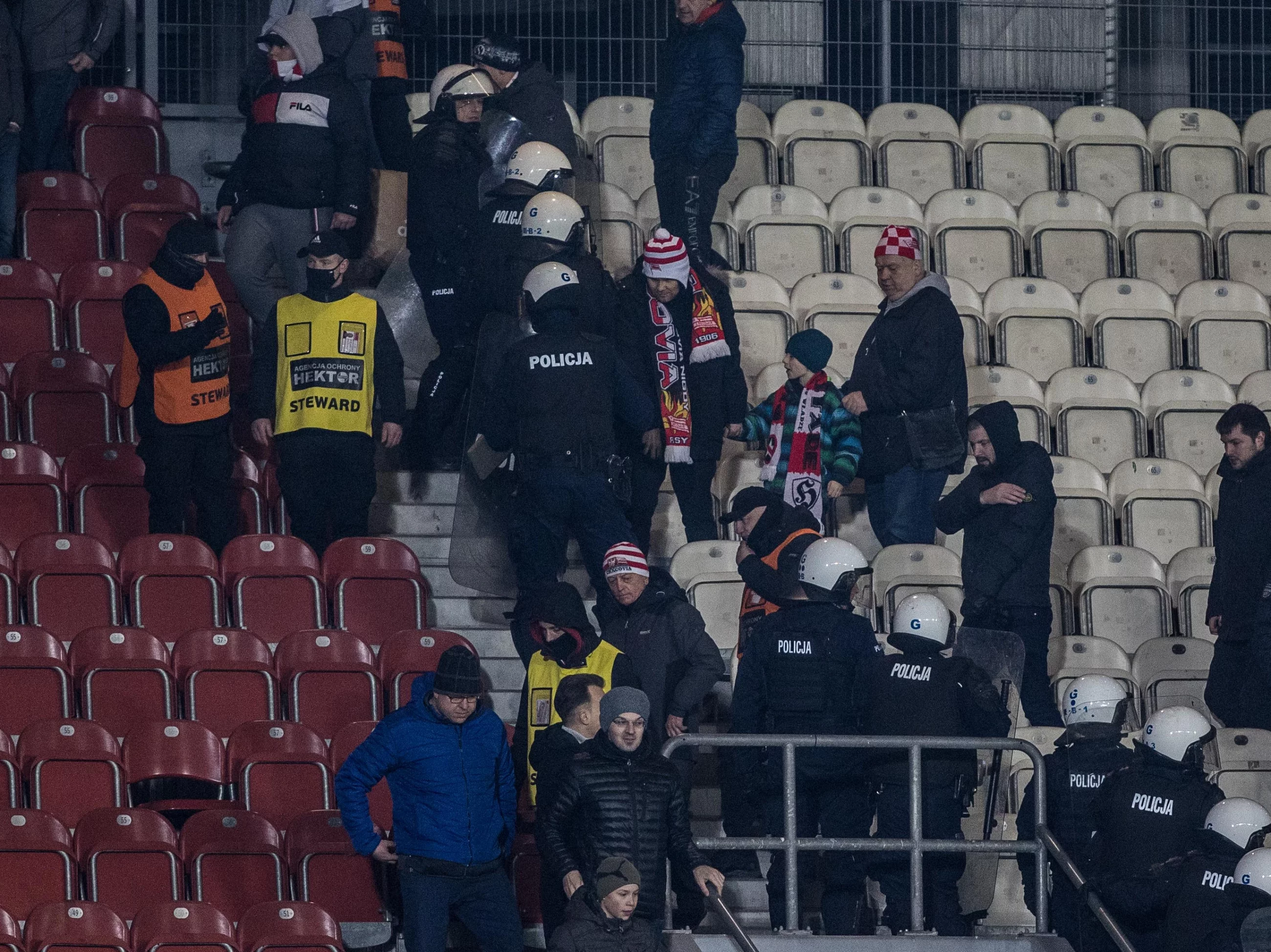 Policja interweniująca na trybunach w meczu Cracovia - Pogoń Szczecin