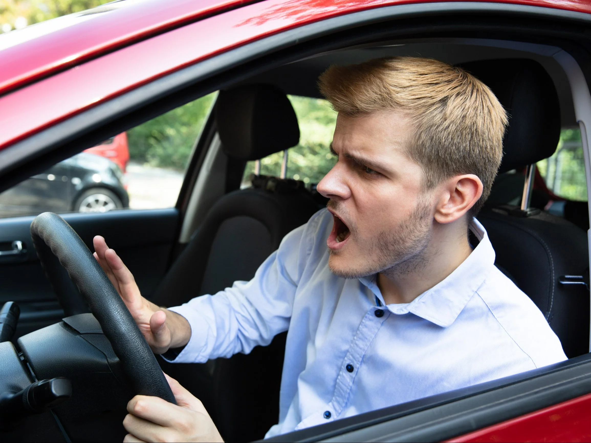 Zdenerwowany mężczyzna za kierownicą w samochodzie