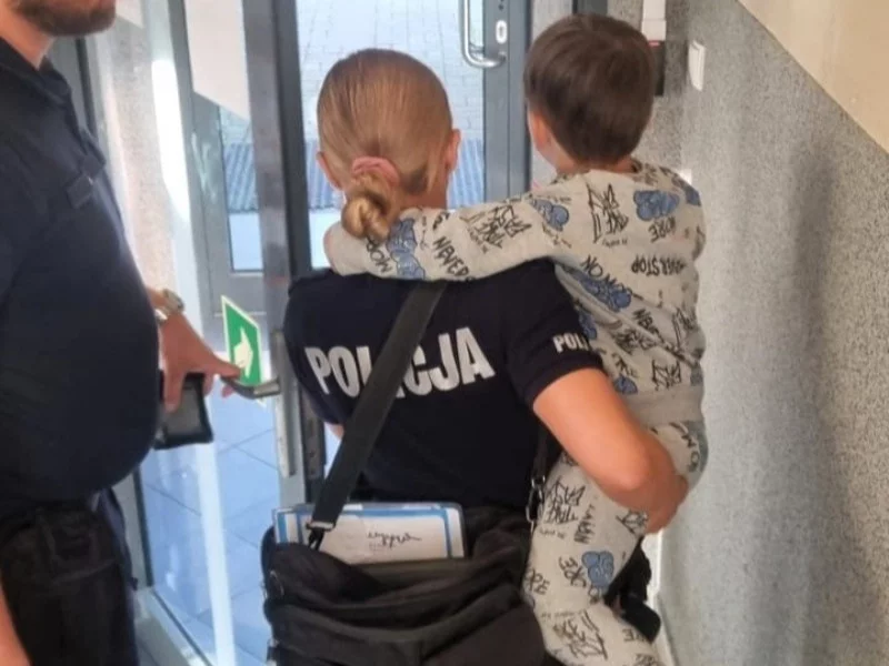Pszczyna. Policjanci pomogli wrócić do domu zagubionemu dziecku