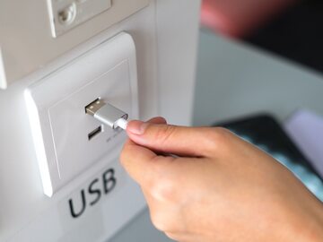Publiczna ładowarka USB, zdjęcie ilustracyjne
