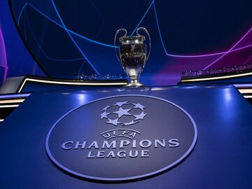Puchar i logo piłkarskiej Ligi Mistrzów