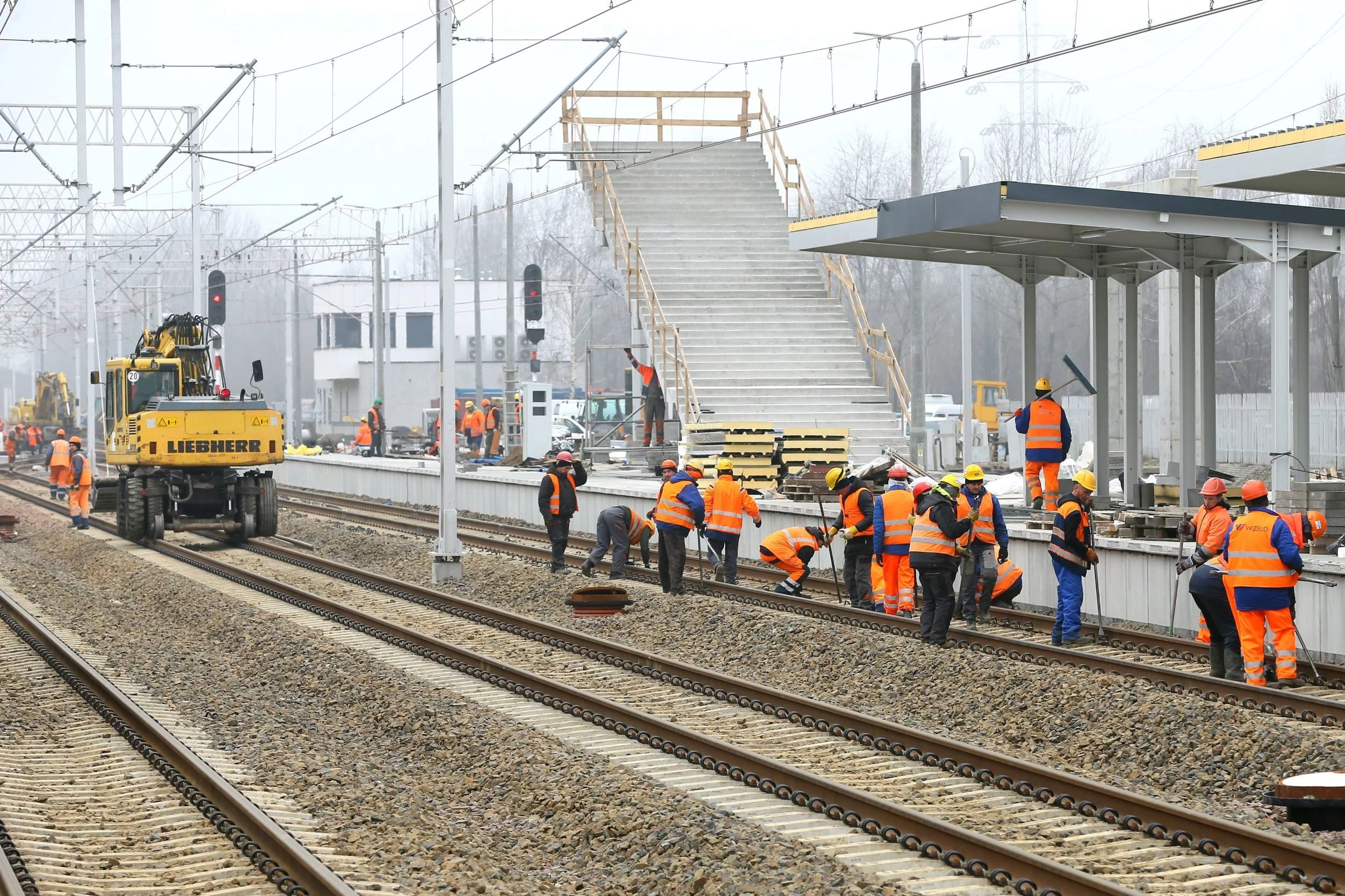 Prace wykończeniowe na stacji Warszawa Główna