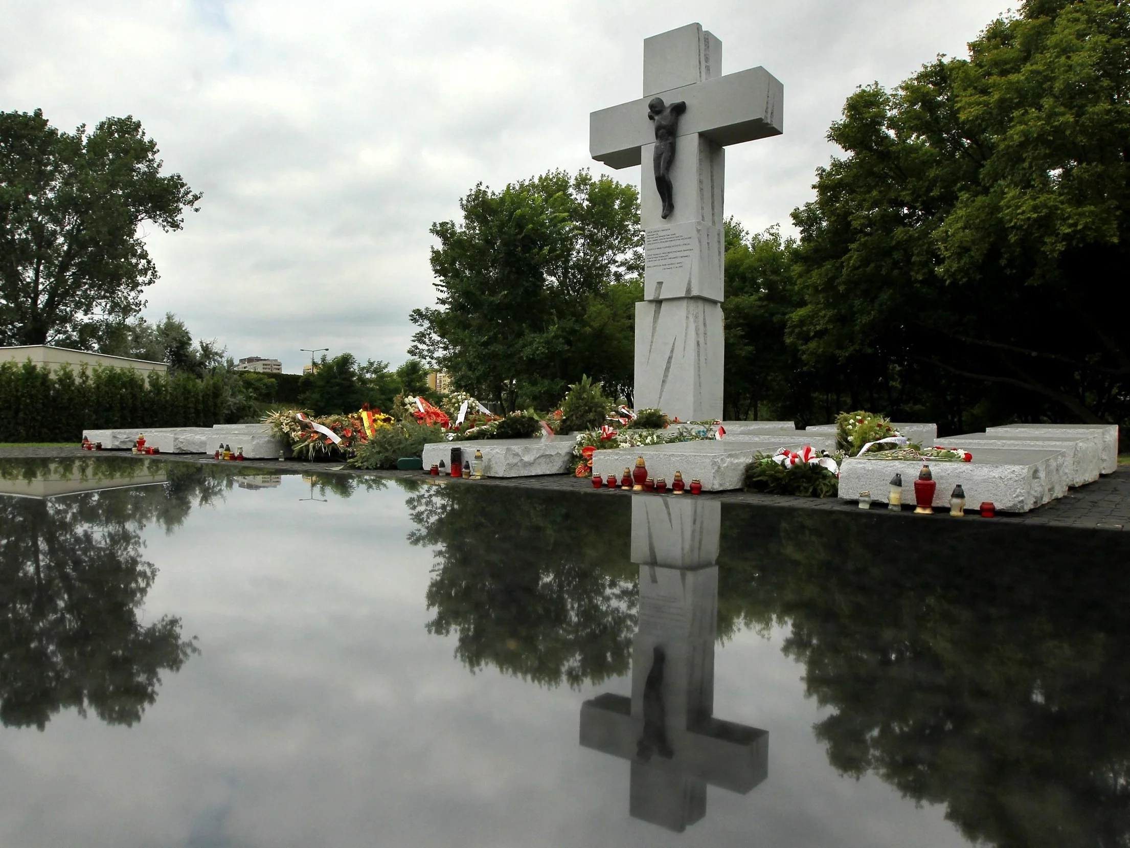 Pomnik poświęcony Ofiarom Zbrodni Wołyńskiej na Skwerze Wołyńskim w Warszawie