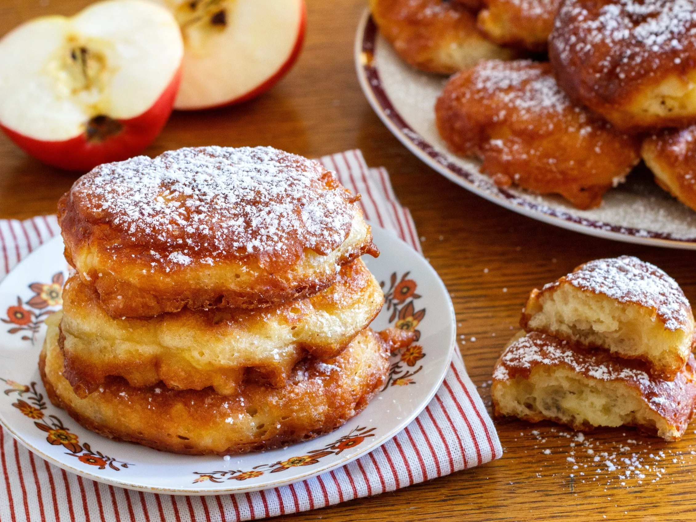 Racuchy posypane cukrem pudrem