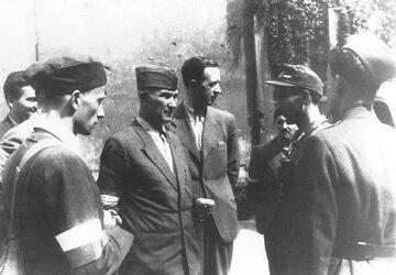 Pułkownik Antoni Chruściel (pośrodku, w furażerce) wraz z oficerami BIP