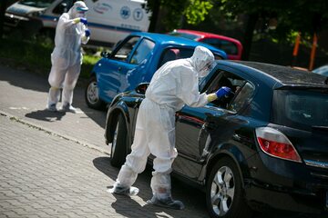 Punkt testów drive thru przed KWK Jankowice w Rybniku