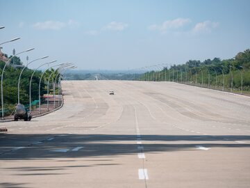 Pusta autostrada w Naypyidaw