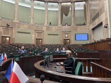 Puste ławy w Sejmie podczas debaty