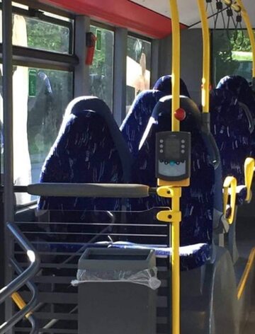 Puste siedzenia w autobusie