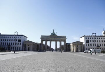 Pustki przed Bramą Brandenburską w Berlinie