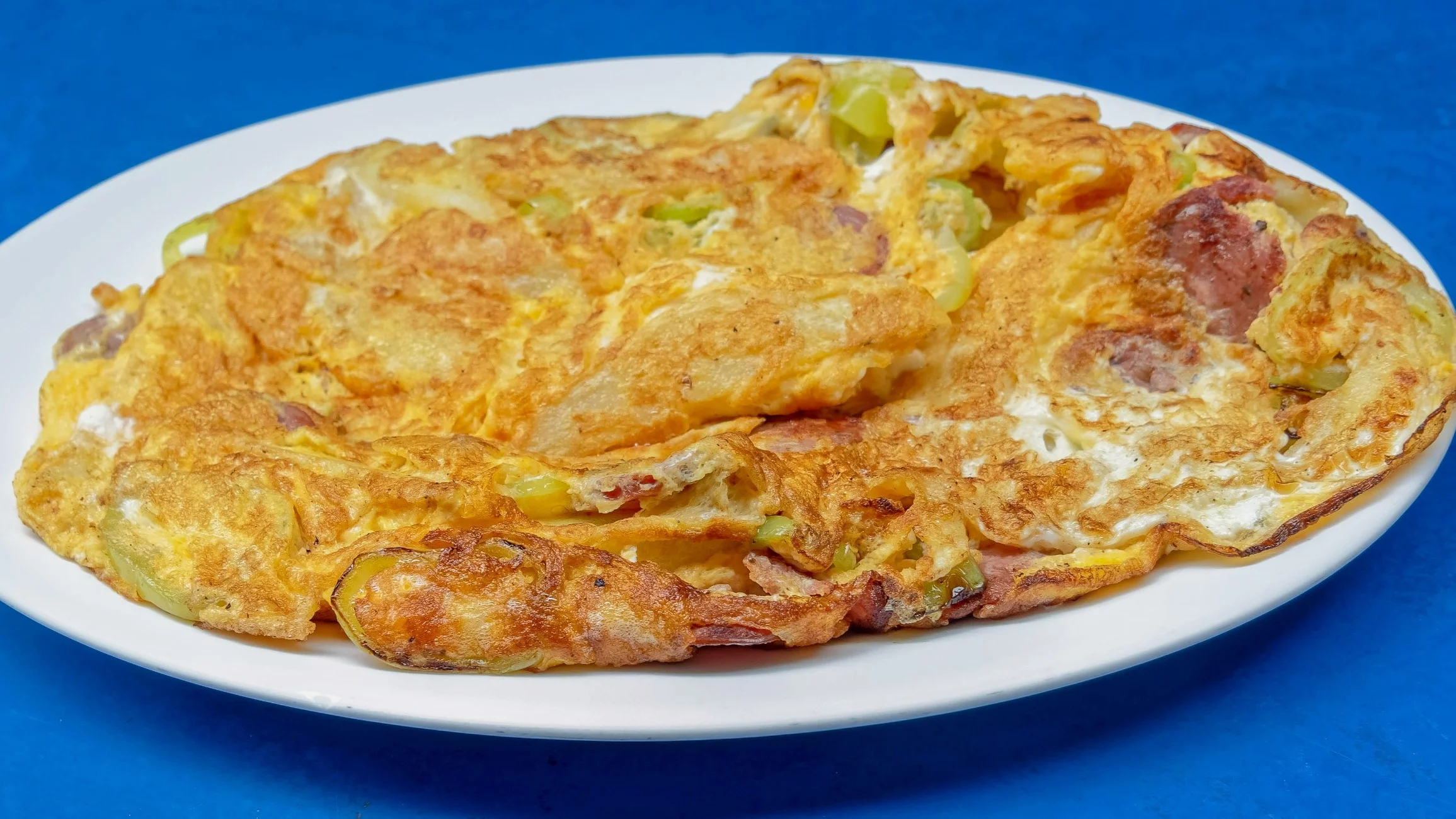 Omlet z kiełbasą, fetą i papryką