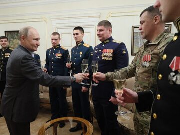 Putin wnosi toast z rosyjskimi żołnierzami, którzy uczestniczyli w wojnie w Ukrainie podczas spotkania w swojej rezydencji w Nowo-Ogariowie, 1 stycznia