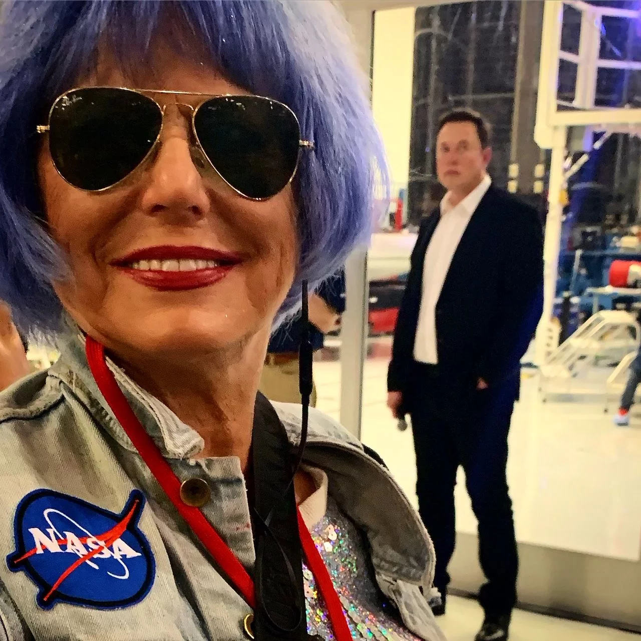 Eva Blaisdell, w tle Elon Musk