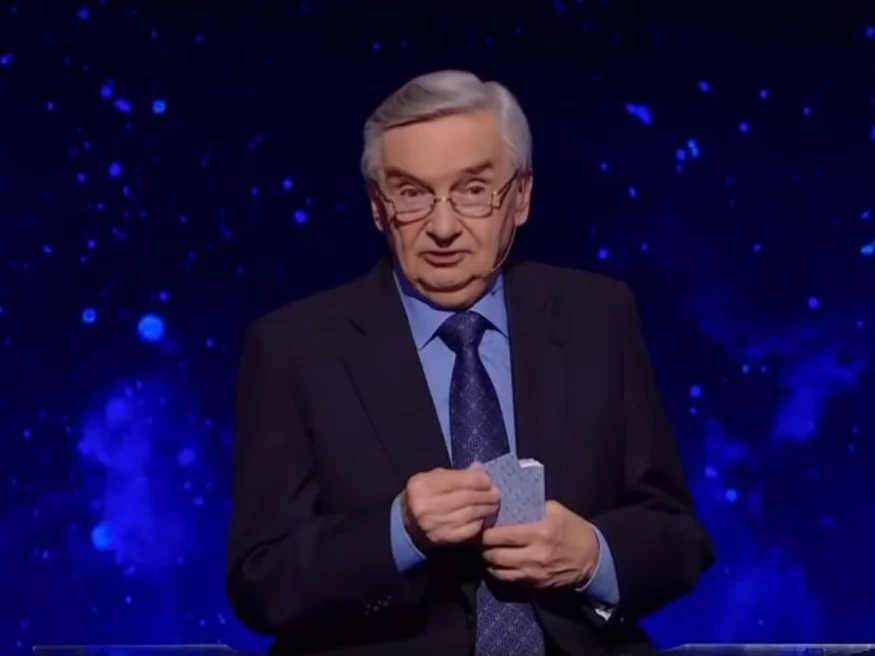Kadr z programu "Jeden z dziesięciu". Na zdjęciu prowadzący Tadeusz Sznuk