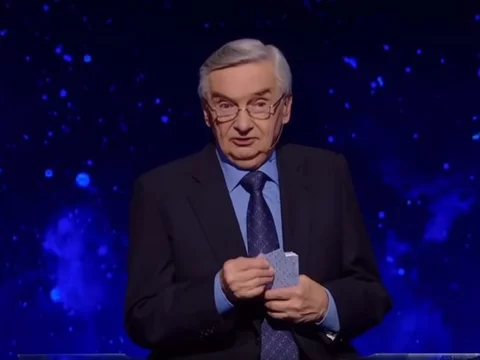 Kadr z programu &quot;Jeden z dziesięciu&quot;. Na zdjęciu prowadzący Tadeusz Sznuk