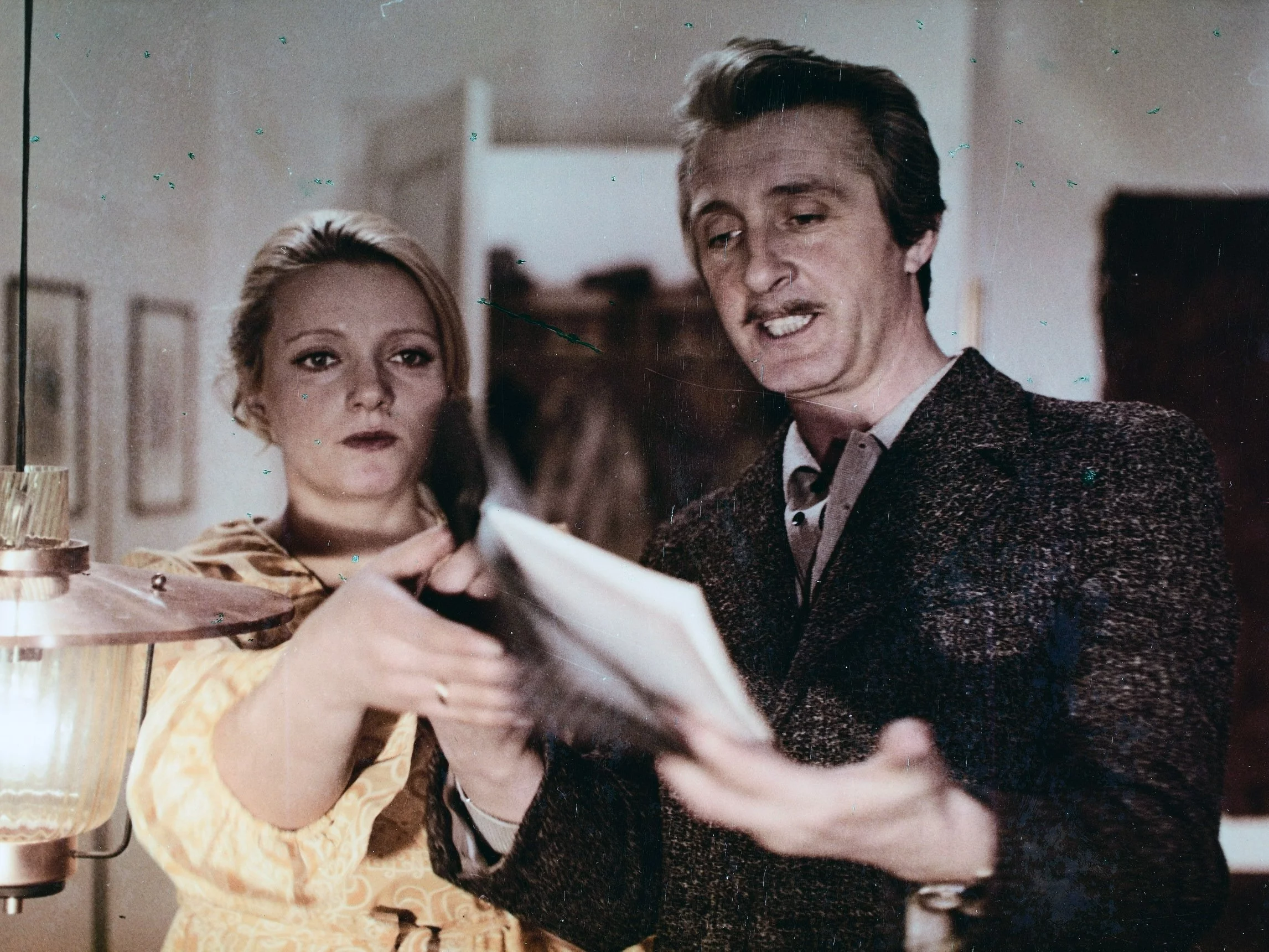 1974. Kadr z filmu „40-latek” w reżyserii Jerzego Gruzy, n/z Anna Seniuk, Andrzej Kopiczyński