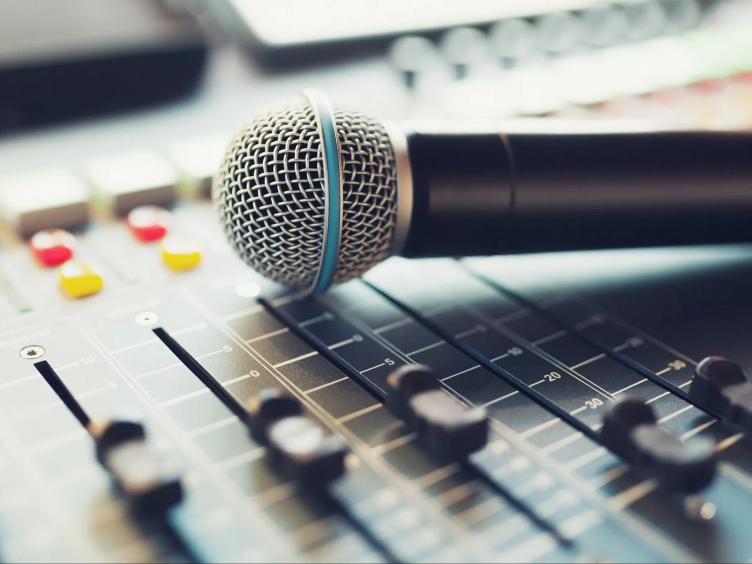 QUIZ. Masz muzykę we krwi? Dokończ słowa legendarnych piosenek!