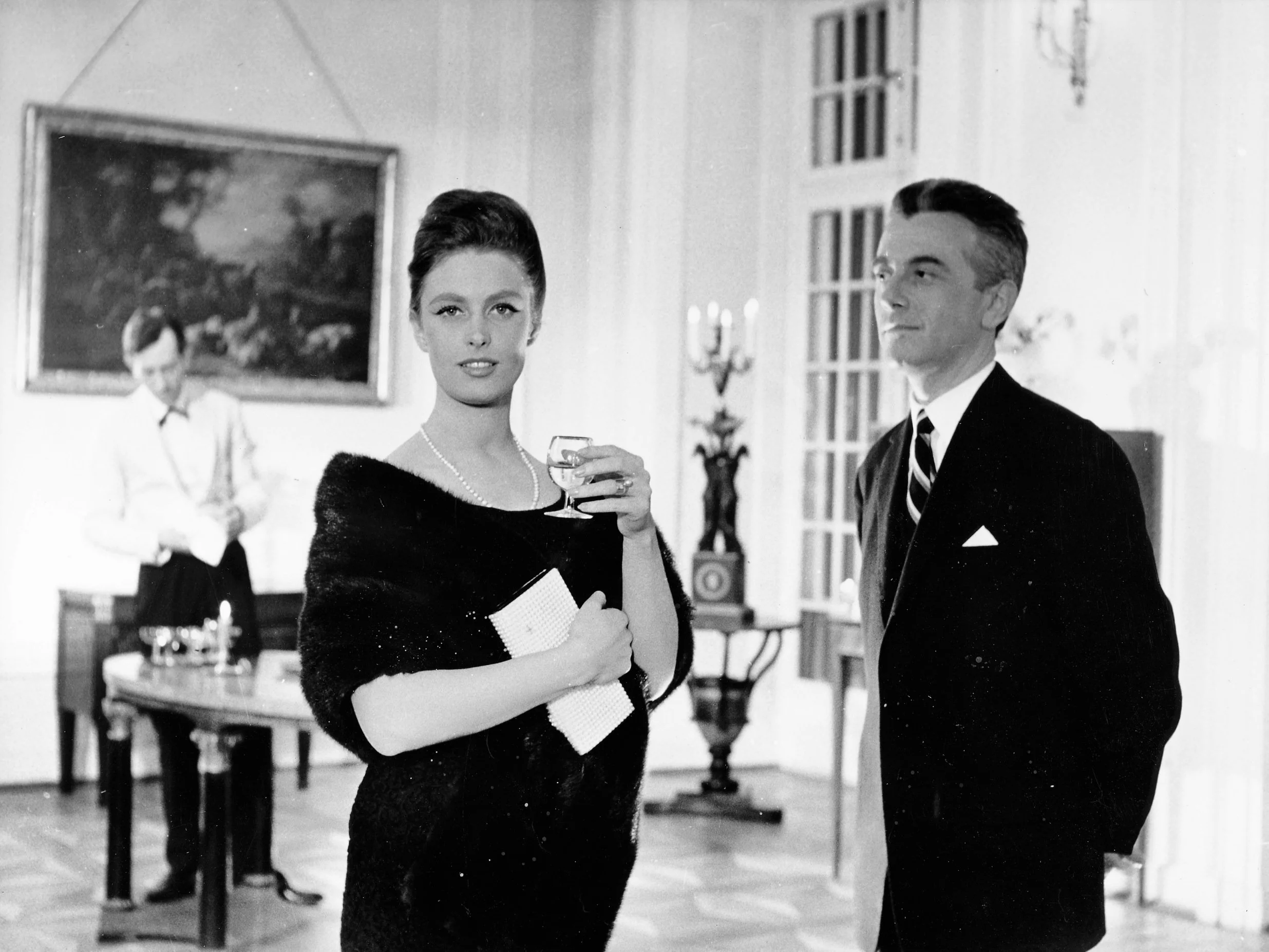 1963. Kadr z filmu „Naprawdę wczoraj” w reżyserii Jana Rybkowskiego, n/z Beata Tyszkiewicz i Andrzej Łapicki