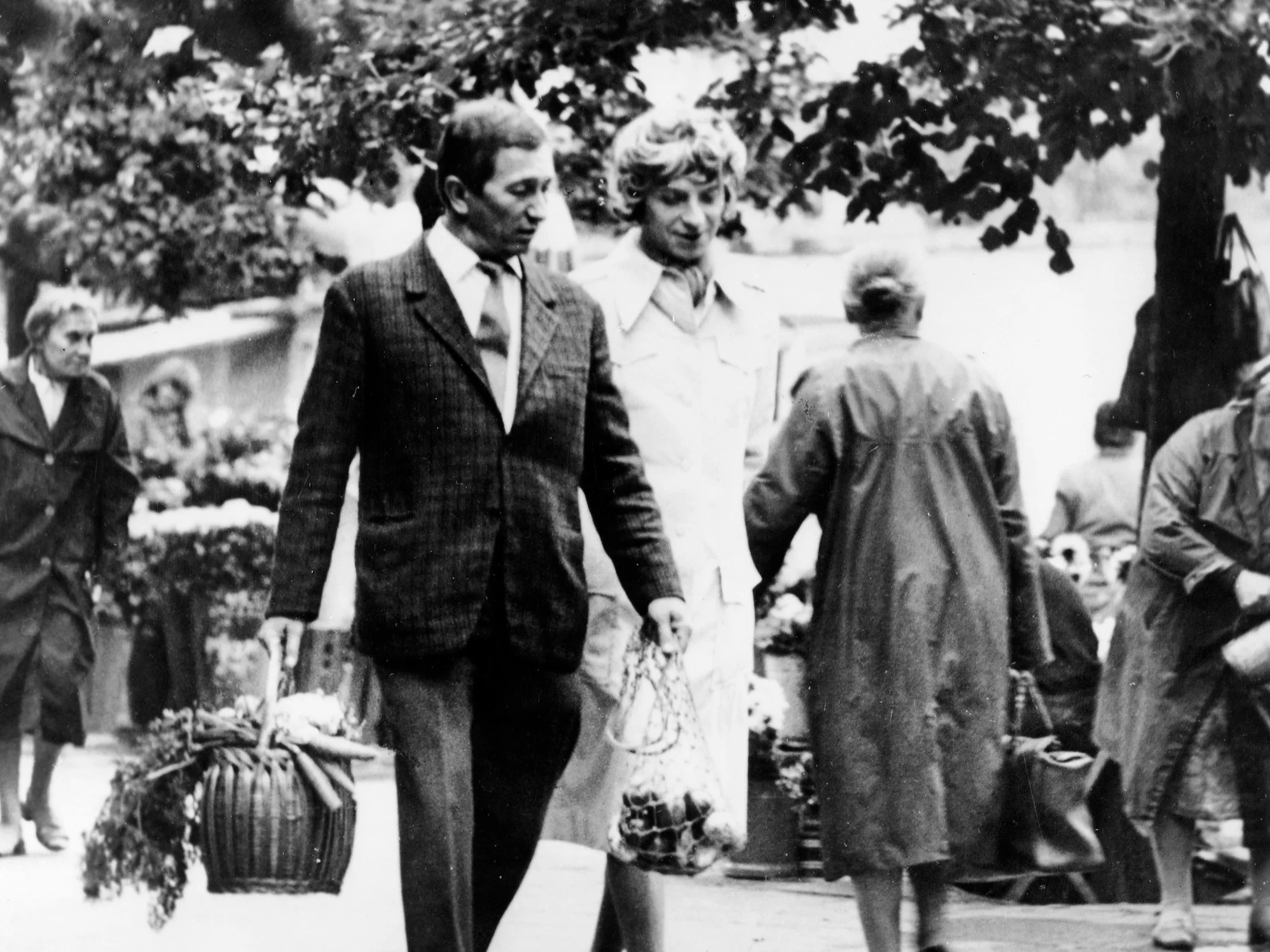 1972. Kadr z filmu „Poszukiwany, poszukiwana” w reżyserii Stanisława Barei, n/z Wojciech Pokora (P) i Jerzy Dobrowolski (L)