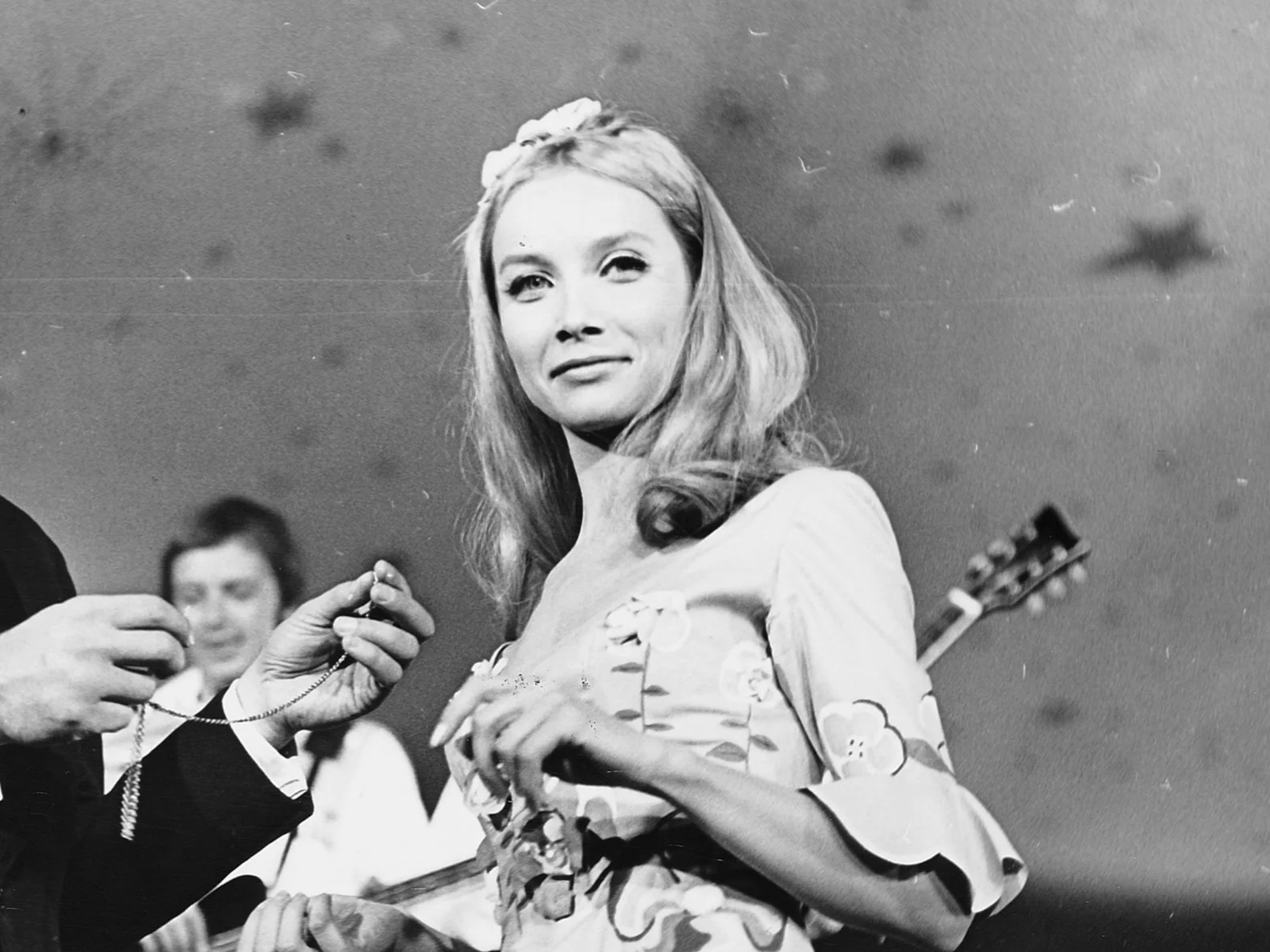 1968. Kadr z filmu „Przygoda z piosenką” w reżyserii Stanisława Barei, n/z Lucjan Kydryński, Pola Raksa