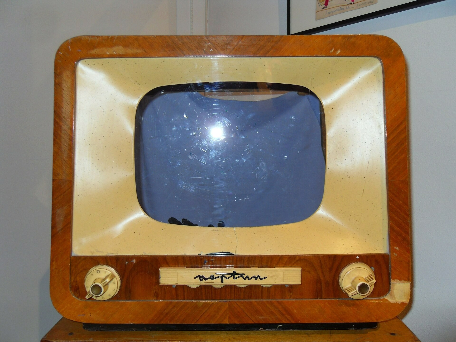 Obudowa czarno białego telewizora Neptun