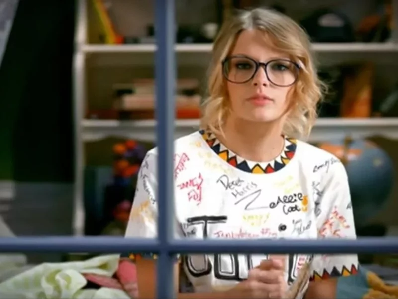 Taylor Swift w teledysku „You Belong With Me”