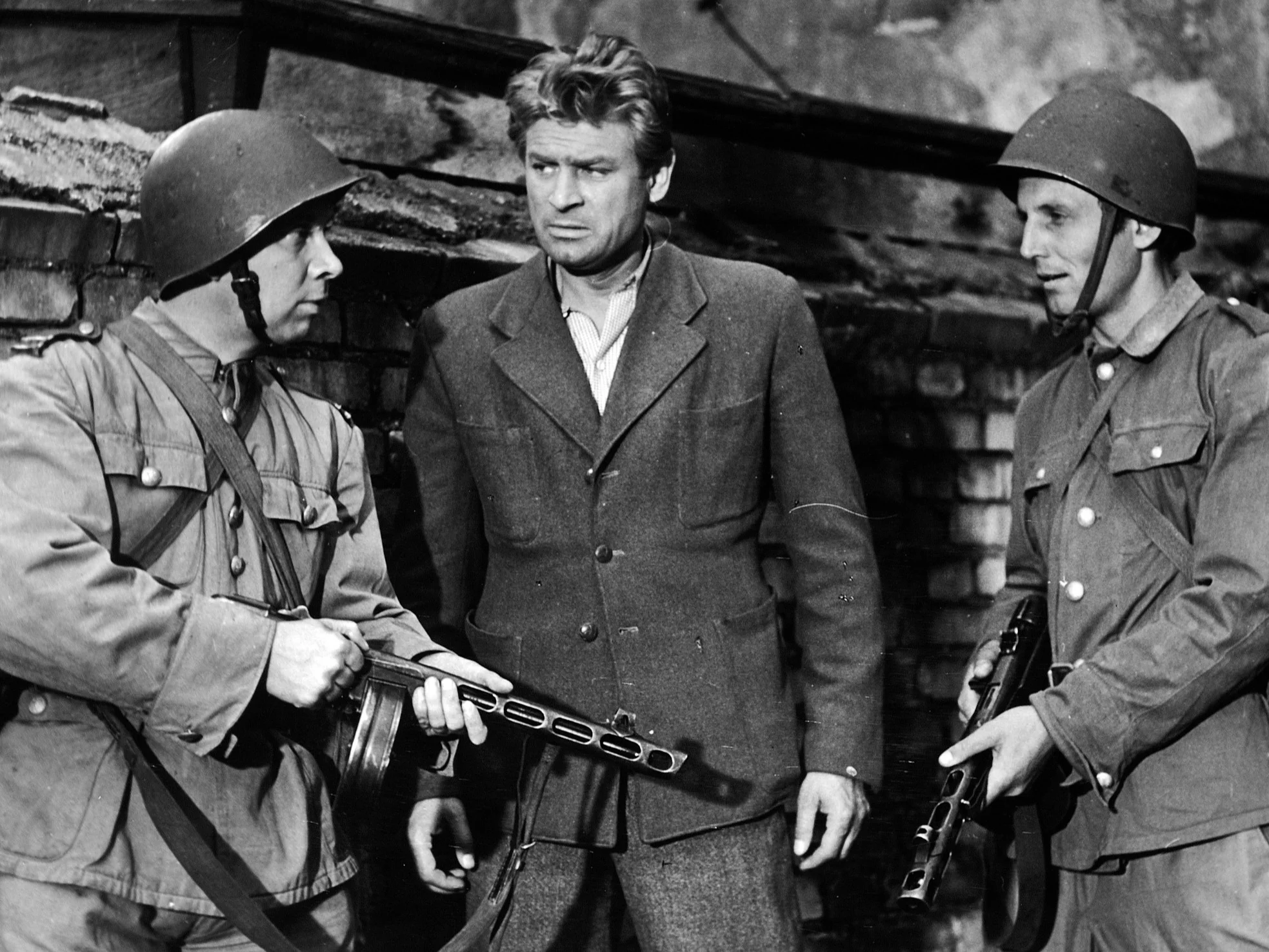 1967. Kadr z filmu „Stawka większa niż życie”, odcinek „Spotkanie” w reżyserii Andrzeja Konica, n/z od lewej: Michal Szewczyk, Stanislaw Mikulski, Eugeniusz Korczarowski