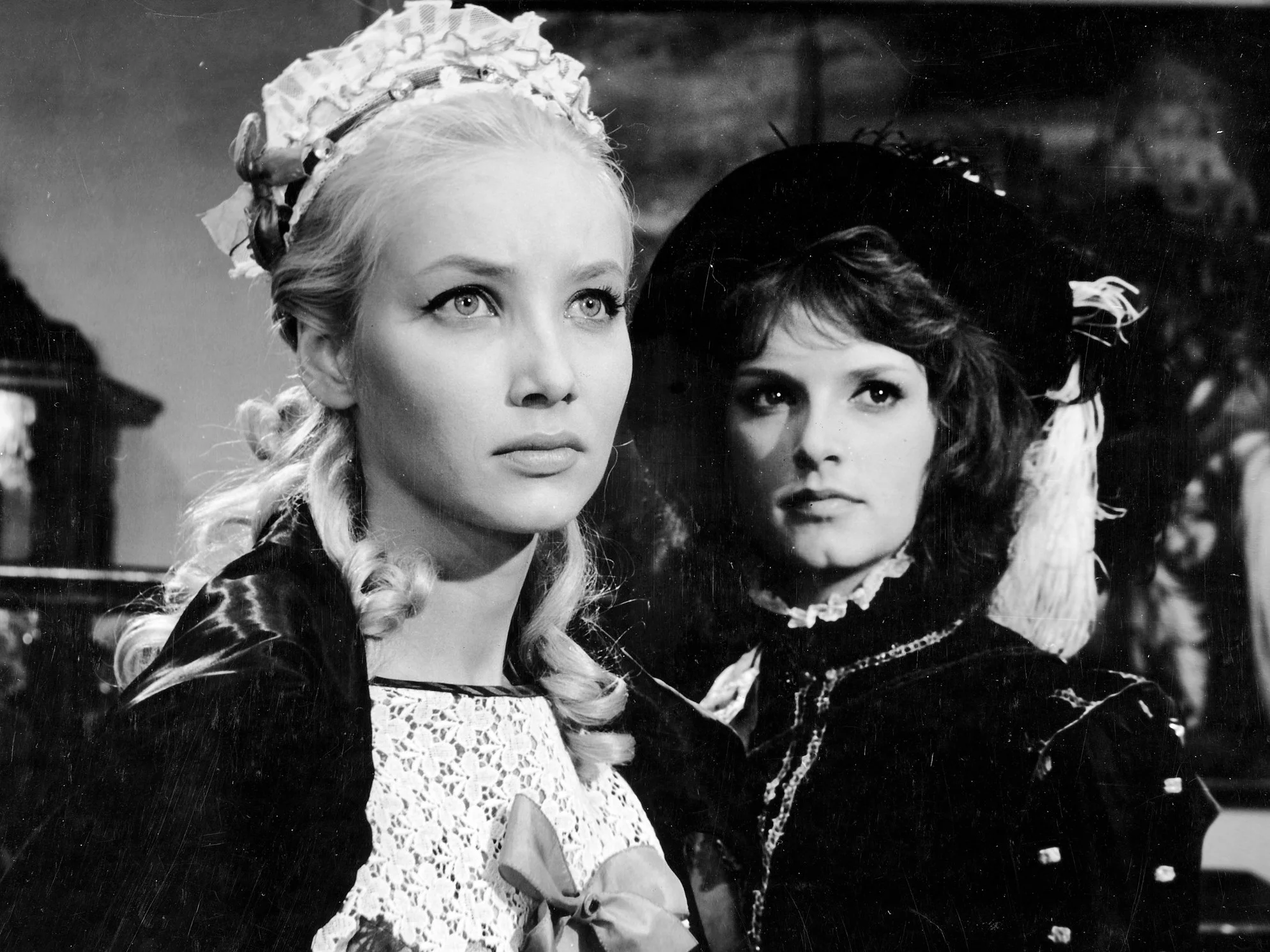1964. Kadr z filmu „Panienka z okienka” w rezyserii Marii Kaniewskiej, n/z od lewej: Pola Raksa, Malgorzata Szancer