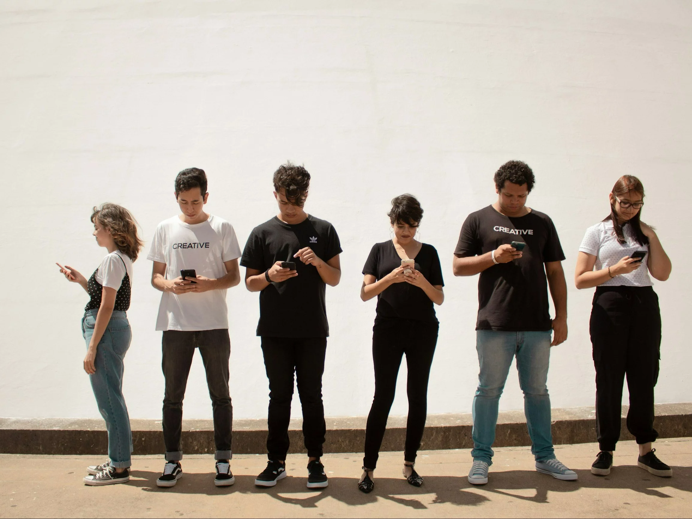 Grupa osób ze smartfonami w rękach