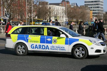 Radiowóz irlandzkiej policji (GARDA Traffic Corps Opel Vectra 2.2TDI)