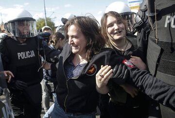 Radna PiS Anna Kołakowska z córką Marią, która została zatrzymana podczas demonstracji