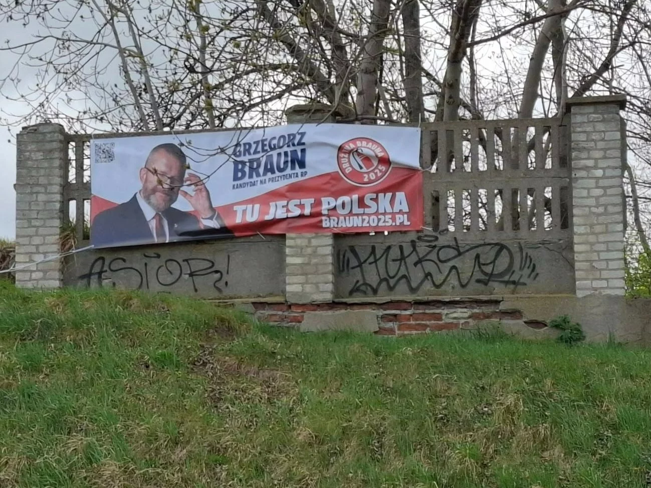 Radny o „prowokacji” ws. baneru Malarza. Komitet przeprasza i reaguje