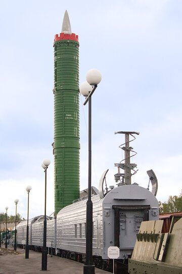 Radziecki pocisk klasy ICBM RT-23UTTH na mobilnej platformie kolejowej