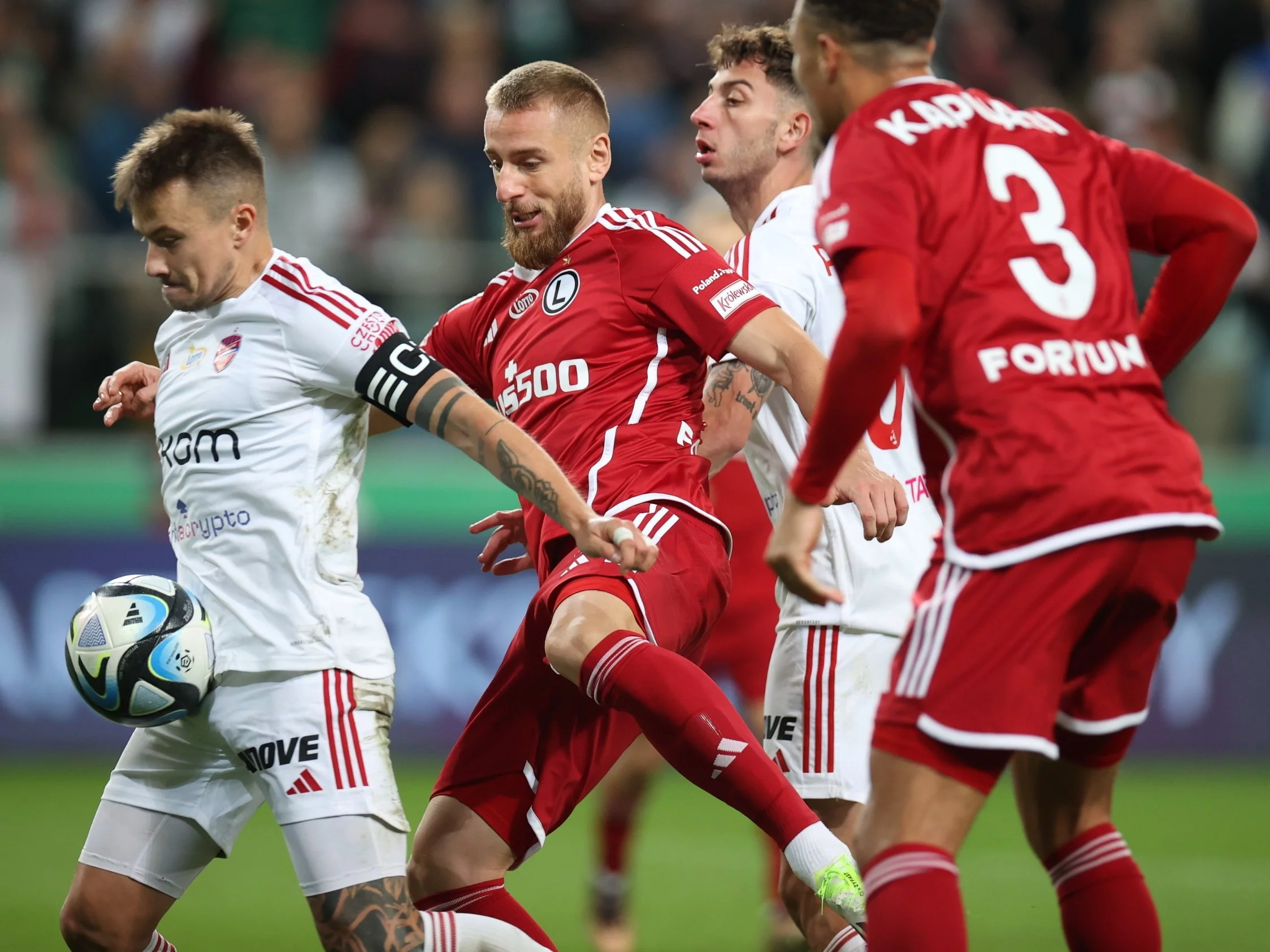 Rafał Augustyniak (drugi od lewej) w meczu Legia – Raków