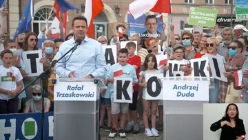 Rafał Trzaskowski obok pustej mównicy Andrzeja Dudy