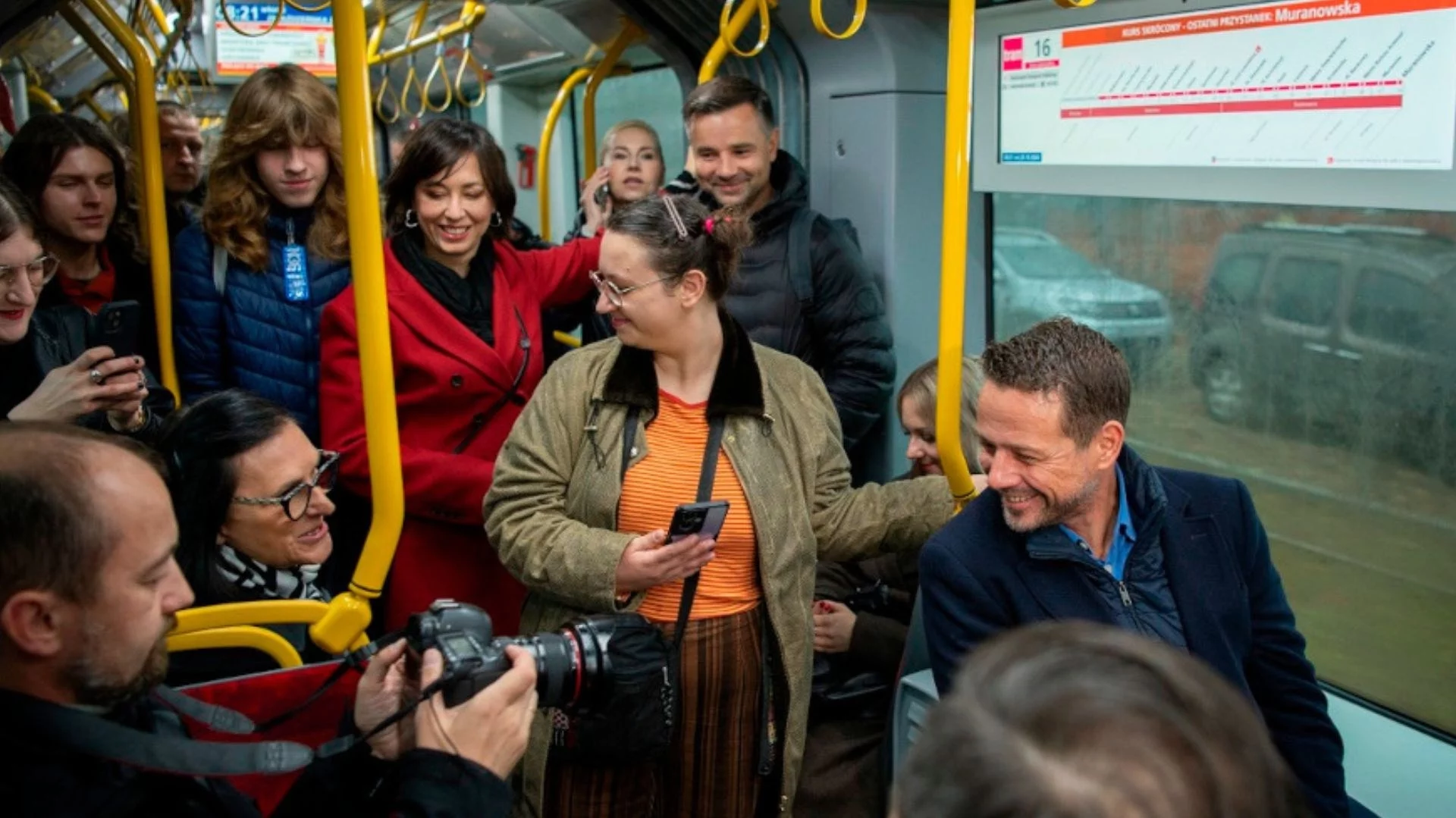 Rafał Trzaskowski w tramwaju