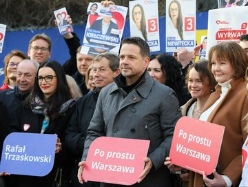 Rafał Trzaskowski podczas akcji zachęcającej do głosowania w wyborach samorządowych