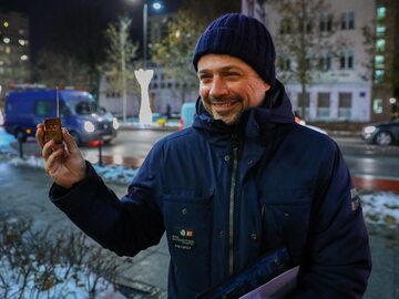 Rafał Trzaskowski podczas uruchamiania świątecznej iluminacji na jednej z ulicy w Warszawie