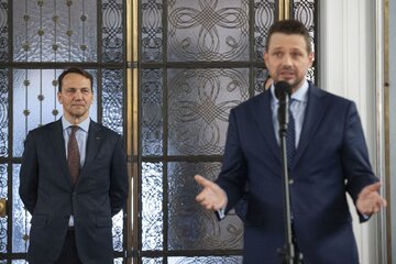 Rafał Trzaskowski, w tle Radosław Sikorski