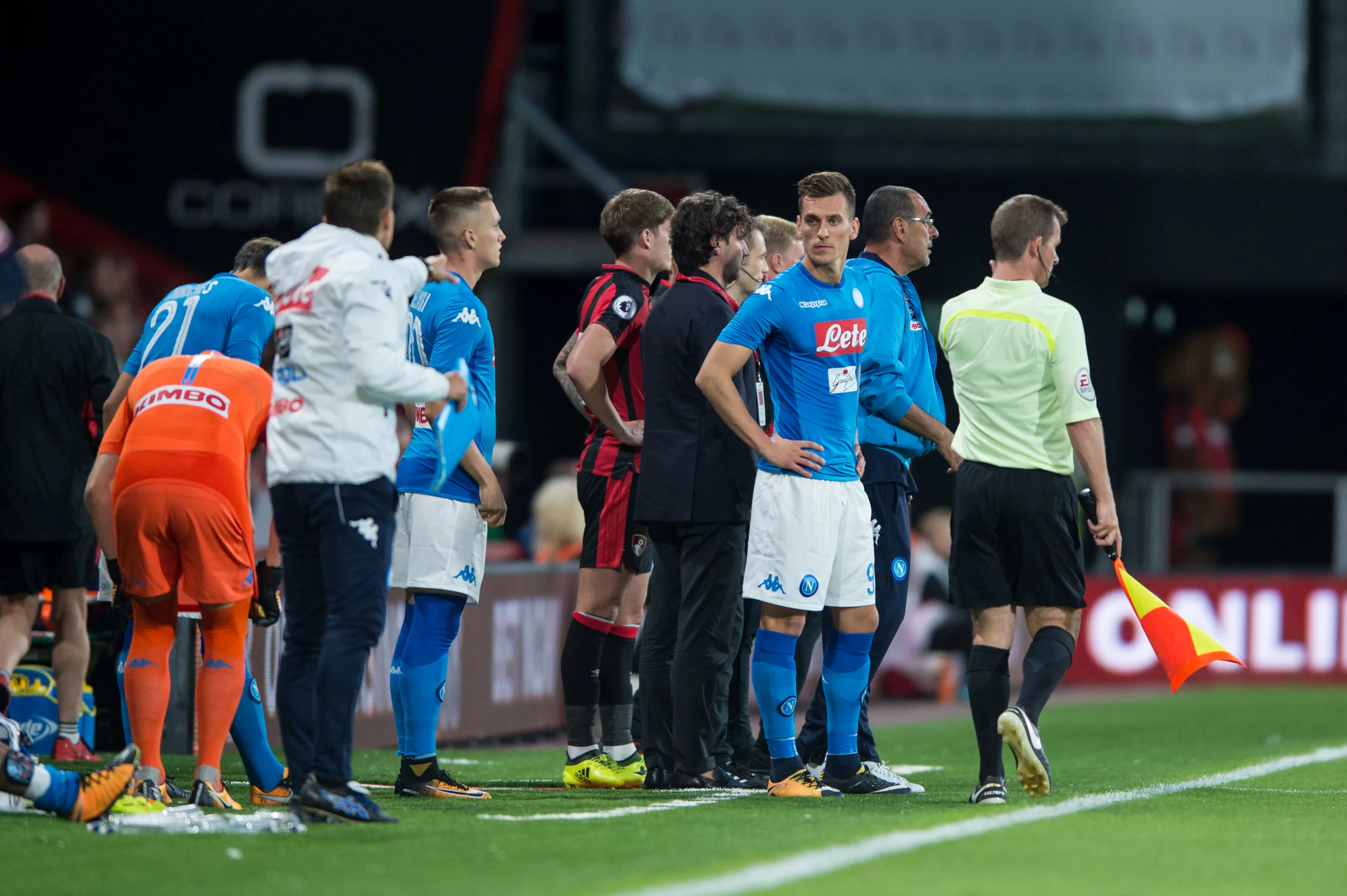 Arkadiusz Milik przygotowujący się do wejścia na boisko