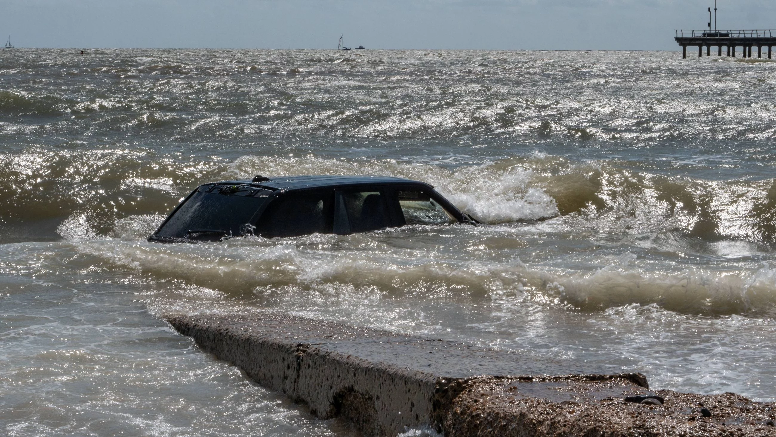 Range Rover podmywany przez morskie fale