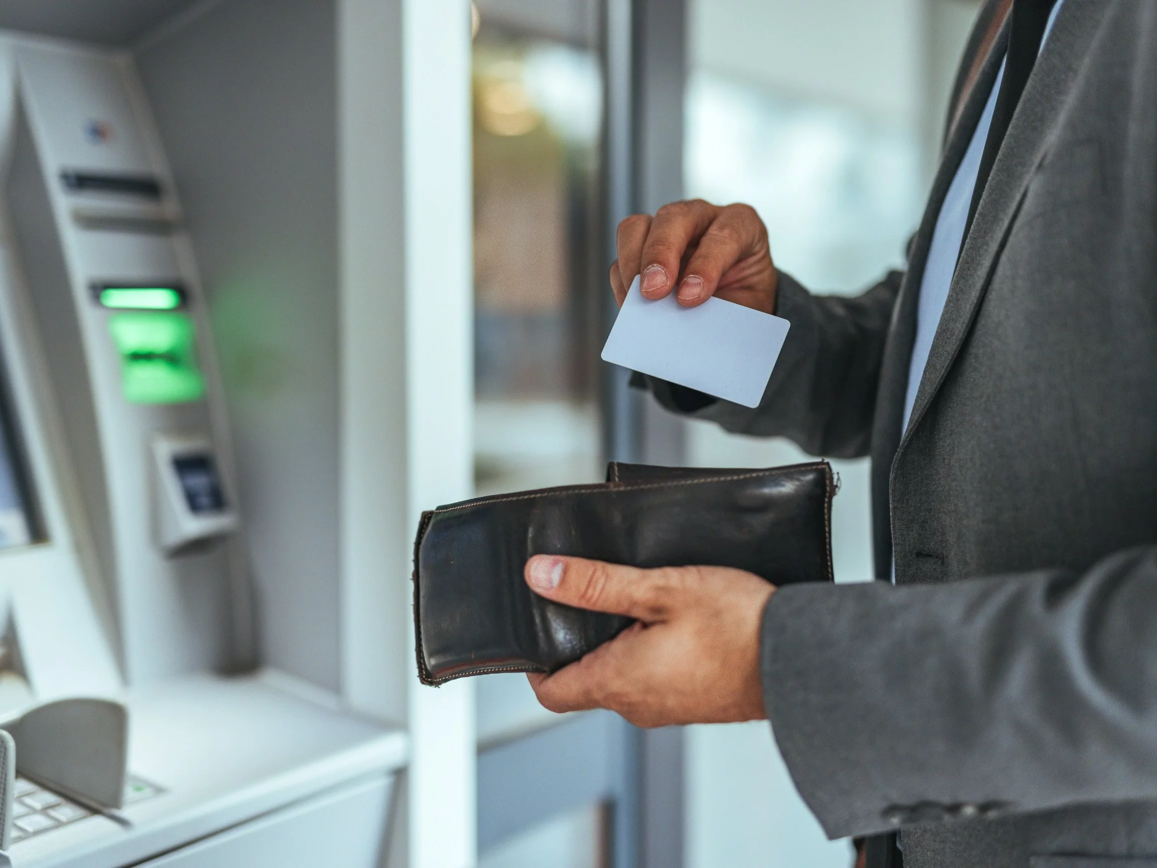 Mężczyzna przy bankomacie