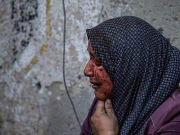 Ranna Palestynka płacze po stracie syna w izraelskich nalotach na Strefę Gazy, 23 października