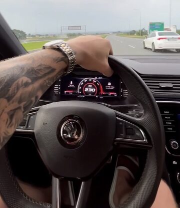 Raper Kubańczyk jedzie autem 230 km/h
